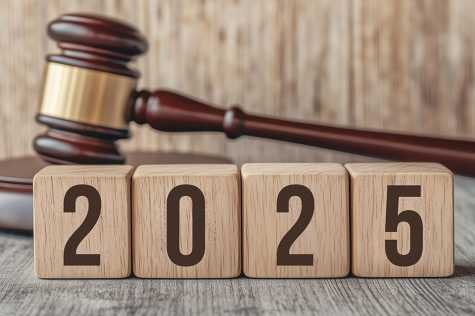 Foto: Richterhammer und Aufschrift 2025