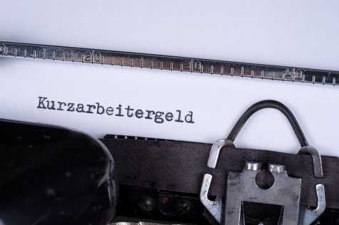 Foto: Schreibmaschine mit Aufschrift Kurzarbeitergeld