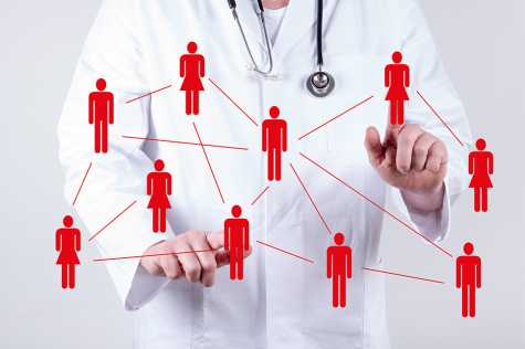 Foto: Arzt mit virtuellen Patienten als Netzwerk